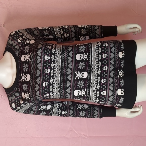 No Boundaries Black Skulls and Hearts Print Fleece Pullover Sweatshirt - Picture 1 of 8
